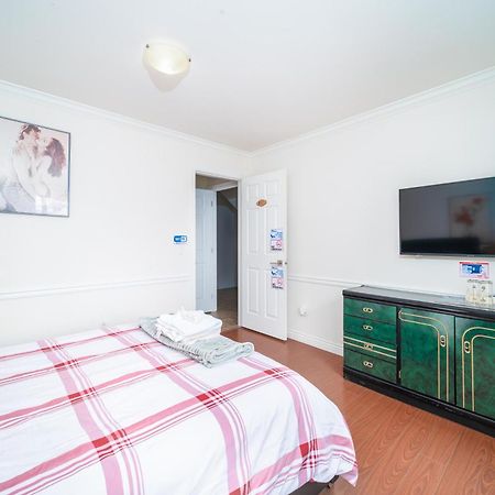 Lee'S Place Villa Surrey Room photo